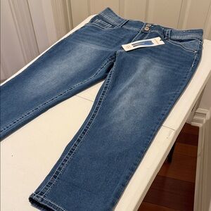 NWT WomenCurvy Mid Rise Capris Edgy Blink Back Pockets Stretch Jean Size 16